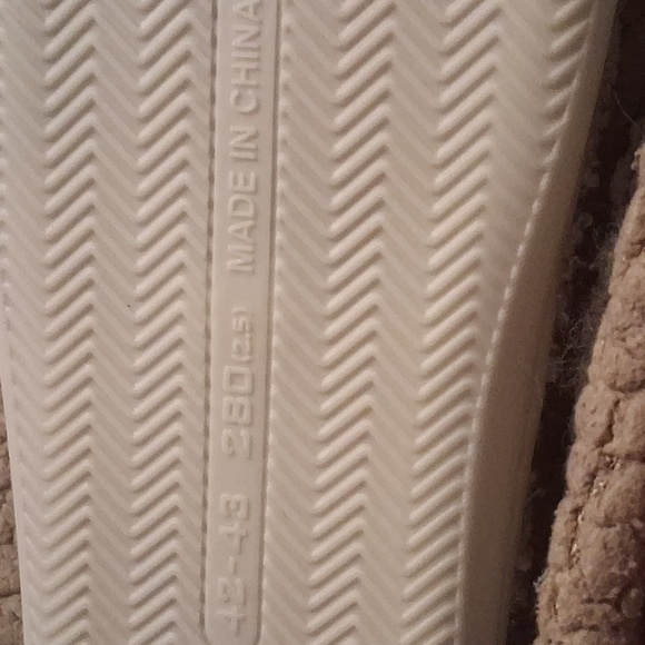 NWT Cozy White Gingerbread Man Slippers – Size 9.5/10, Holiday Comfort - Picture 5 of 6